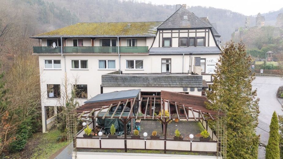 Wohn- und Geschäftshaus in Altwied: 8 Wohnungen, Gewerbe und viel Entwicklungspotenzial – Blick Terrasse