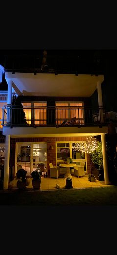 Barrierefreie 3,5-Zimmer-Wohnung in Sasel – Südwest-Balkon, Aufzug Tiefgarage, 2 TG-Plätze – Gartenansicht/Balkon
