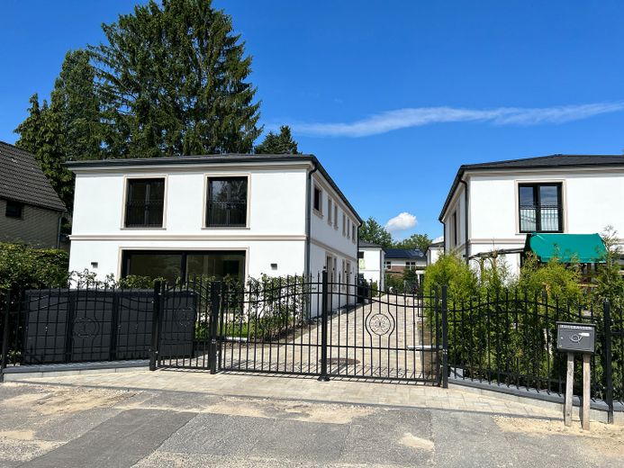Neubau Doppelhaushälfte auf privater Wohnanlage  - A+ – Ansicht Toranlage