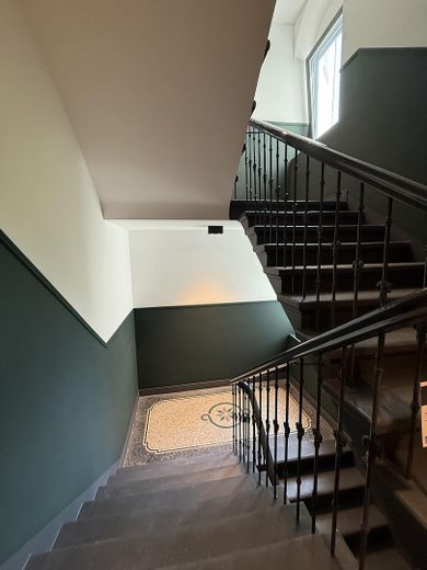DG-Rohbau mit Vision – 220 m² & genehmigter Dachterrasse, Dachsanierung notwendig – Treppenhaus