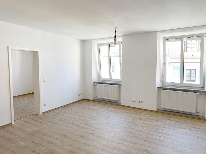 Sanierte 3-Zi Altbauwohnung in Straubing - Kernstadt (7012) – Wohnzimmer