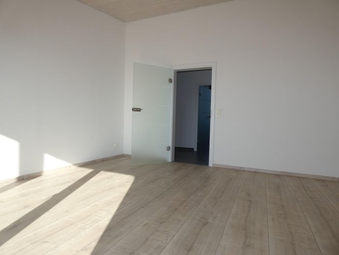 Hochwertige 3-Raum-Dachgeschosswohnung mit großer Dachterrasse in ruhiger Top-Lage – Wohnzimmer