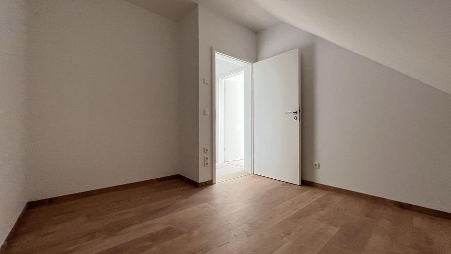 Ruhe mit Blick über Felder: Exklusives wohngesundes Plusenergie-Doppelhaus, S-Bahn fußläufig – großer Abstellraum