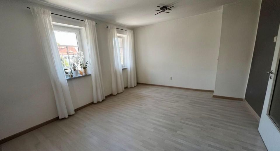 Zabytkowy budynek mieszkalno-usługowy położony dokładnie naprzeciwko zamku Klippenstein – NB. 1. OG Wohnzimmer 2