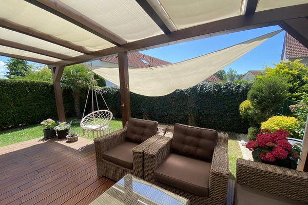 Casa a schiera di testa ben tenuta con carport, garage e splendida terrazza a Baden-Oos