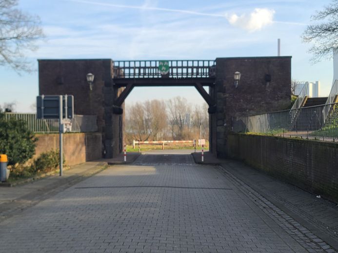 Wohnen direkt am Rhein in Orsoy .... – Rheintor Richtung Fähre