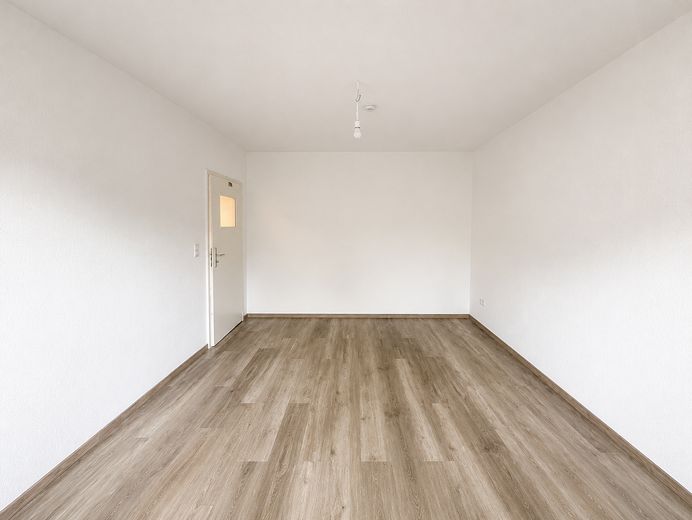 4 habitaciones, balcón, sótano: renovado y listo para entrar | sin comisión – Schlafzimmer