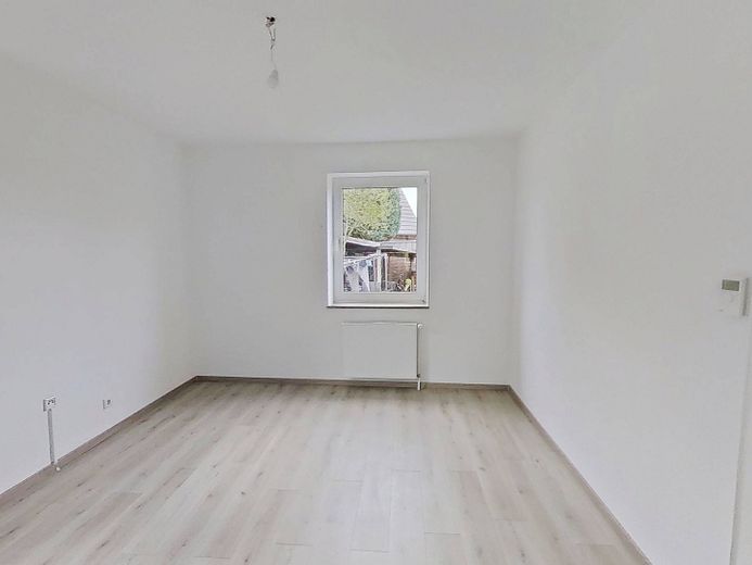 Przytulne 3-pokojowe mieszkanie z nowoczesną łazienką z wanną, w odległości krótkiego spaceru od centrum miasta – Ansicht I: Wohn- und Esszimmer