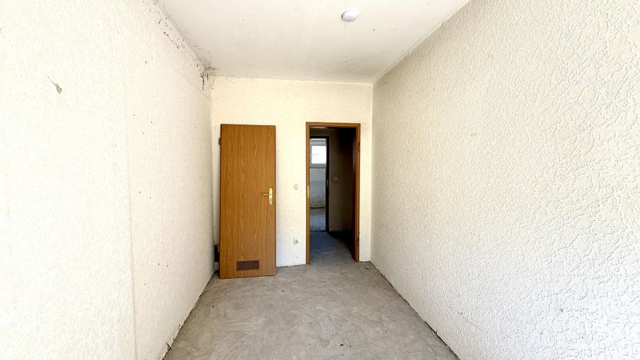 Rohdiamant in Top-Lage: Ebenerdiger Bungalow mit großem Garten – viel Platz für Familien – Kinderzimmer / Home Office 1