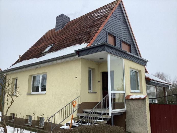 Dieses Einfamilienhaus ist in Massivbauweise mit viel Nebengebäude – Bild 4