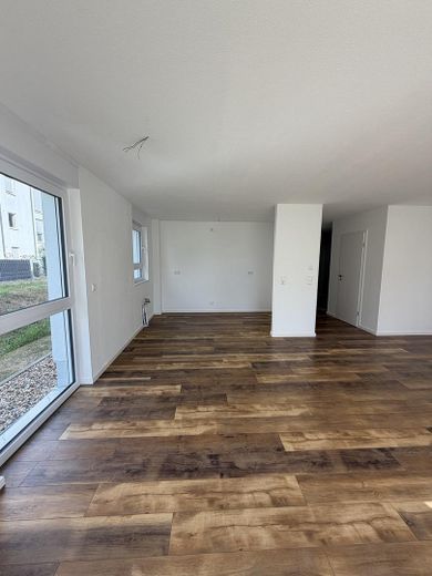 Trilocale al piano terra quasi nuovo con terrazza e giardino – Wohnbereich / Küche