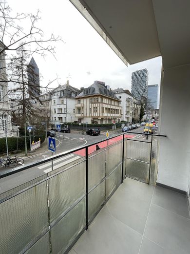 Odnowione mieszkanie 1-pokojowe z kuchnią, łazienką i balkonem – najlepsza lokalizacja w sercu frankfurckiej dzielnicy Westend – Zdjęcie 12