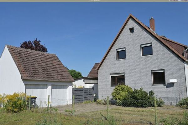Charmante Doppelhaushälfte auf wunderschönem Gartengrundstück in Weddel