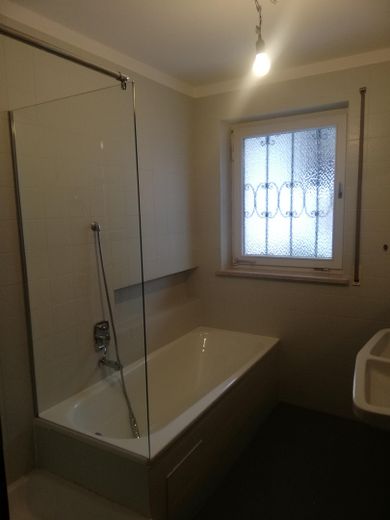 Badzimmer mit Dusche und Wanne