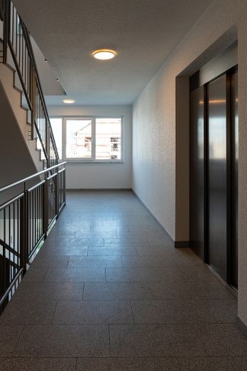 Treppenhaus mit Aufzug