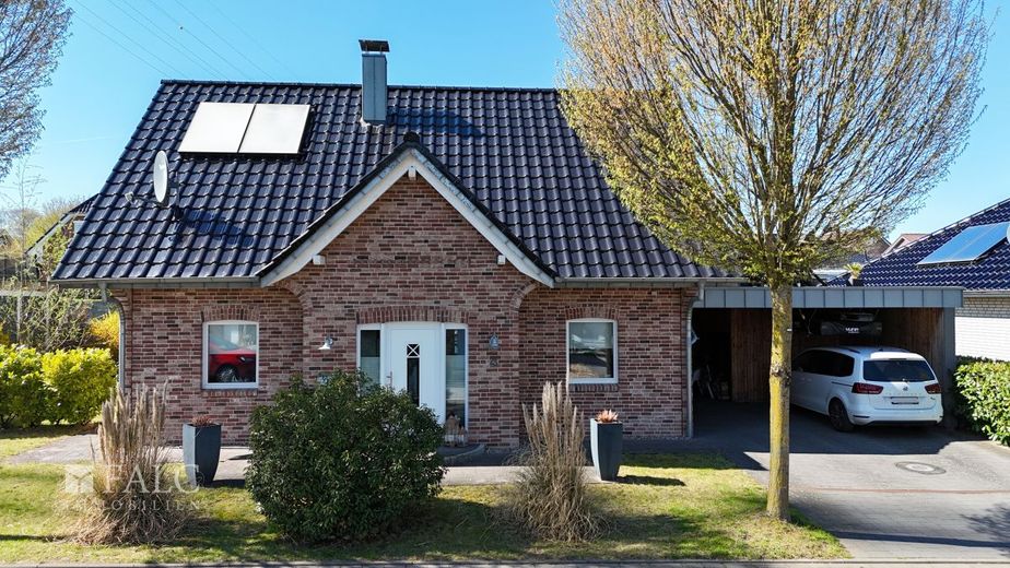 Modernes Kapitänshaus mit Kanalblick in Rendsburg – Vorderansicht