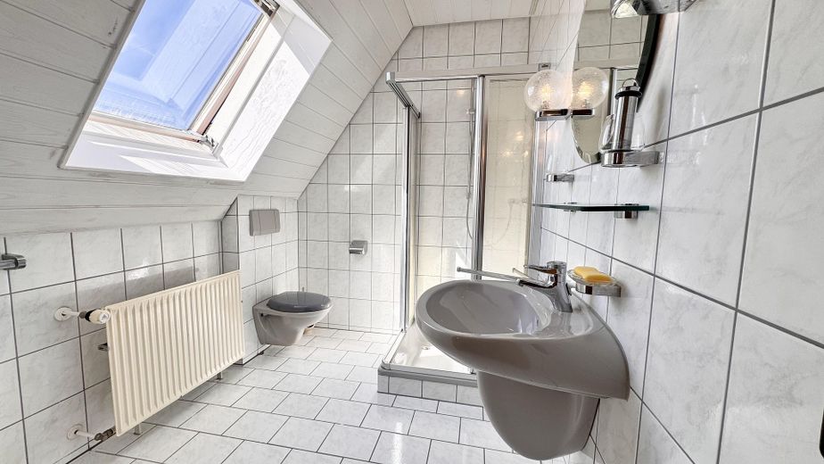 SENZA PROVVIGIONE: casa bifamiliare ristrutturata in posizione a misura di famiglia a Coburg-Scheuerfeld. – Tageslichtbad mit Dusche DG