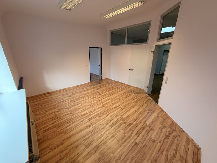 Flexible, helle Bürofläche nahe der Braunschweiger Innenstadt – Aufzug & Parkplätze – 03_Buero_mit_Glasabtrennung