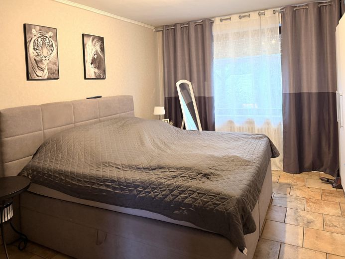 PRIVO DI PROVVIGIONE - casa unifamiliare indipendente in posizione migliore – abitare con giardino su attraente terreno d’angolo – Ein Zimmer im EG