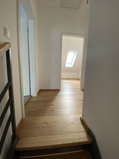 Erstbezug nach hochwertiger Sanierung – schönes Mittelhaus mit Terrasse & Talblick & Carport – Flur OG