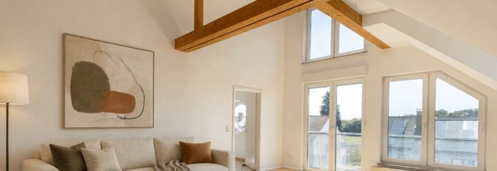 Hohe Decken, kleine WEG, neue Heizung - schöne Dachgeschosswohnung in Seckbach