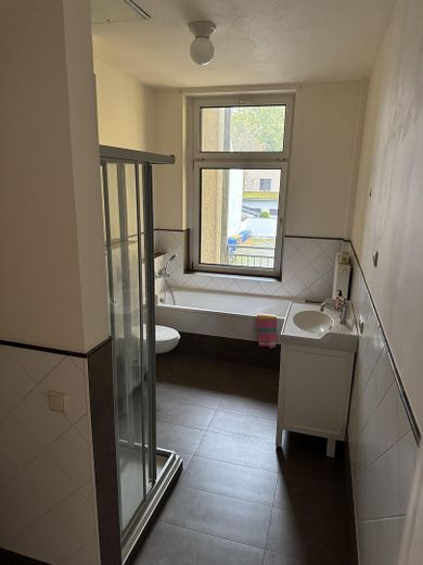 Bad mit Badewanne und Fenster