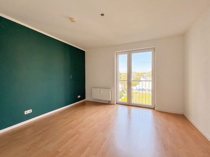 Direkt einziehen und wohlfühlen: helle 3-Zimmer-Wohnung mit Südbalkon und Tiefgarage, WI Nordenstadt – Schlafzimmer