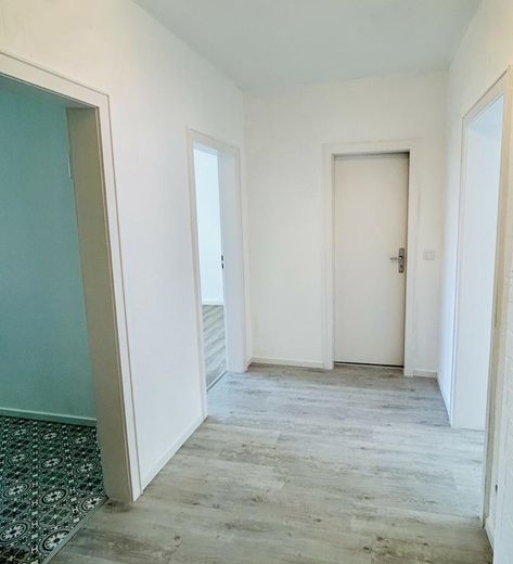 Attraktive, lichtdurchflutete 2,5-Zimmer-Wohnung mit Balkon – Flur