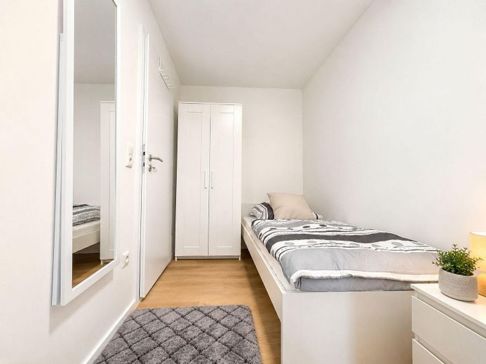 WG-Neugründung! Charmantes Zimmer in frisch sanierter 4-Zimmer-WG, München – Zimmer mitte