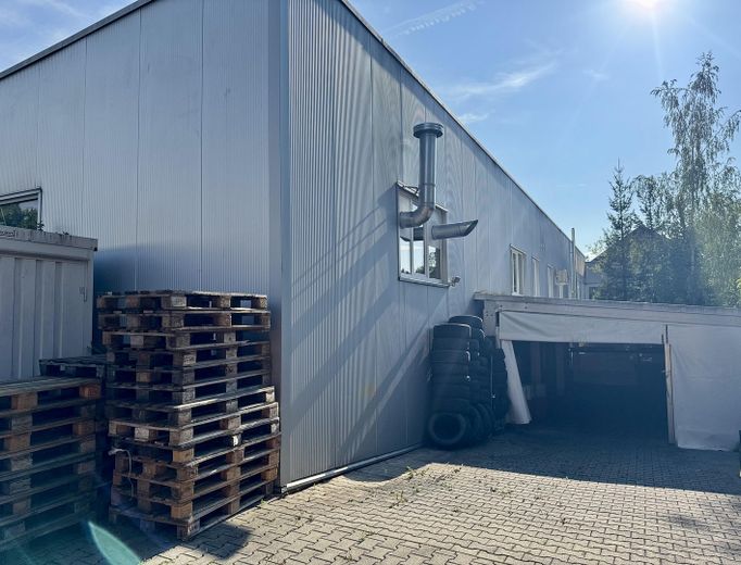 Werkstatt Ausstellung Lager mit exklusivem Betriebsleiter Wohnhaus – Abfahrt Tiefgarage