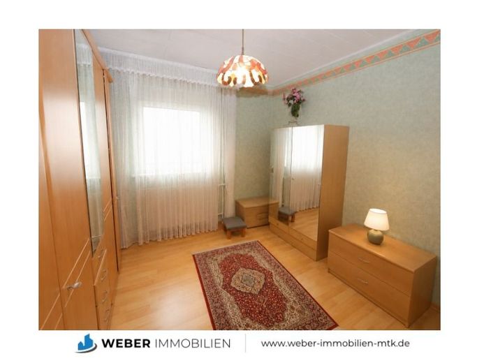 1-2 Generationenhaus mit SONNEN-Garten in RUHIGER Seitenstraße von WEILBACH – Schlafzimmer EG, KI bearbeitet