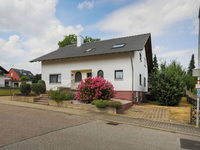 Viel Raum für Ihre Wohnideen – gepflegtes Einfamilienhaus mit vielseitigem Platzangebot! – Foto 1