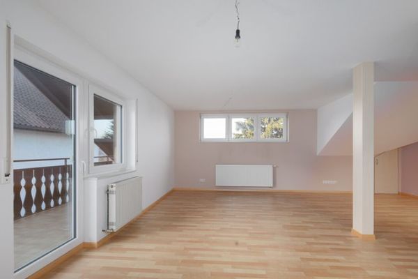 Viel Platz für Generationen – gepflegtes Zweifamilienhaus mit Einliegerwohnung, Garten und zwei Garagen