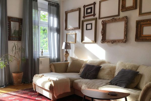Friedrichshain'de balkonlu bakımlı 2 odalı eski bina dairesi – özelden, komisyonsuz