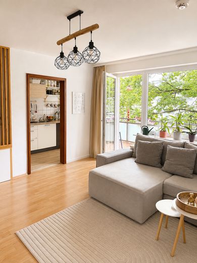 Helle 1-Zi. Wohnung mit großem Balkon gut vermietet und attraktiv gelegen in Großburgwedel – Wohnbereich