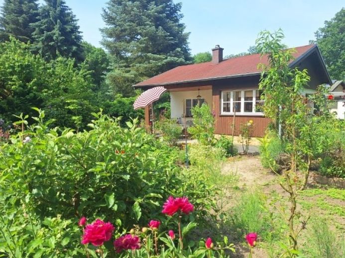 Rarità a Machern: terreno edificabile con bungalow estivo – Foto 1