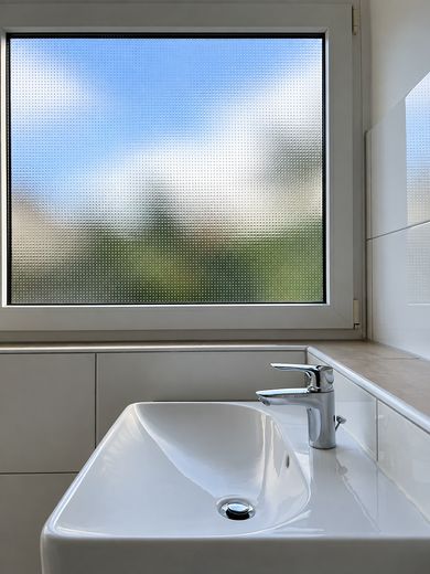 3 habitaciones, balcón y vistas al castillo: vivienda de alta calidad completamente renovada en Königstein – Badezimmer