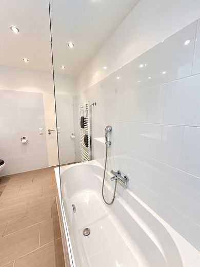 Freie 4-Zimmer-Wohnung Dachgeschoss/2. OG mit Südwestterrasse und Gartenblick – Bad 
