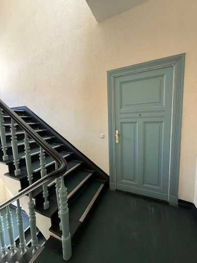 Sonnige Maisonette im Komponistenviertel – 2 Balkone, Südausrichtung & ruhige Lage im Grünen – Eingangstüre