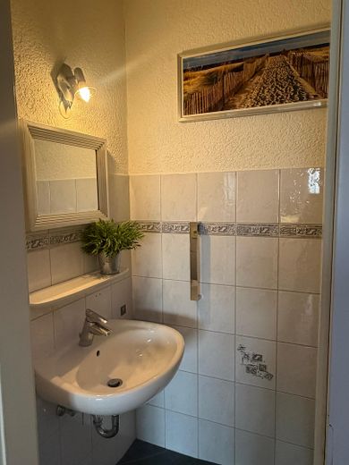 Penthouse mit großer Dachterrasse, Panoramablick & privater Sauna – Separates Gäste-WC