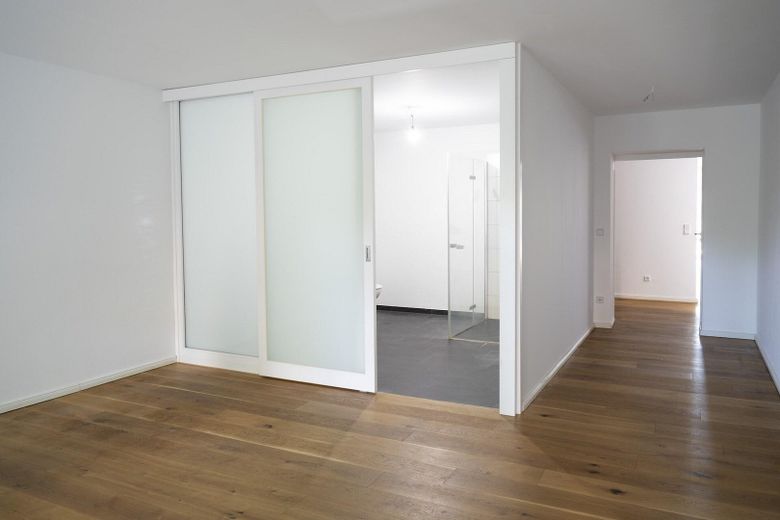 Rarität! Barrierefreie Gartenwohnung in Neobarock-Villa! – Bad en Suite