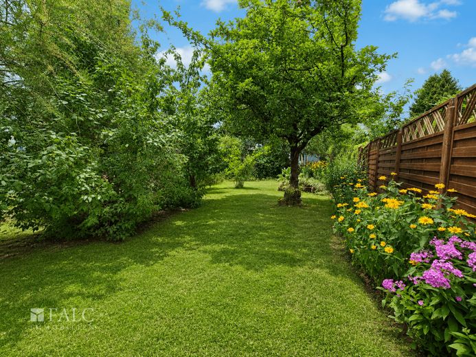 Attraktives Reihenhaus mit Terrasse, Garten und zahlreichen Extras - FALC Immobilien – Garten