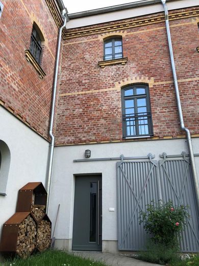 Modernes Reihenhaus im kernsanierten Hofensemble mit Wärmepumpe und langfristigem Mietverhältnis – 3-Seiten Hof