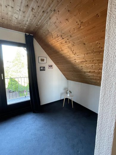 Dużo miejsca dla rodziny – w pełni podpiwniczony dom szeregowy o powierzchni mieszkalnej 146 m² – Dachgeschoss mit Zugang Balkon