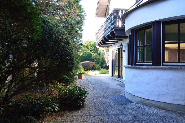 Exceptional semi-detached house with potential and a dream garden – prime location on Portenlängerstraße in Grünwald – Seitenansicht mit Erker