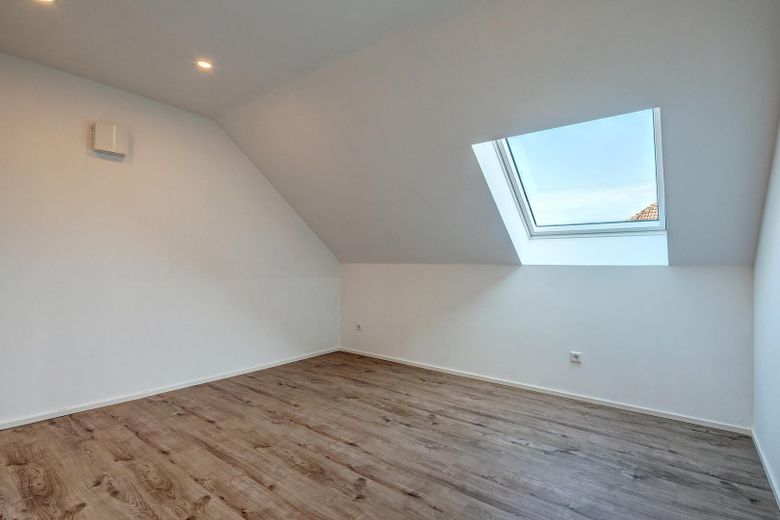 Maisonette-Dachgeschosswohnung mit Galerie & Balkon – kernsaniert 2022, A+ – Schlafzimmer, Dachfenster