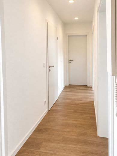 Abitare con ASCENSORE Appartamento ristrutturato di 2 locali con ampio balcone/doccia moderna/cucina integrata/accesso senza barriere – Referenzfoto Flur 