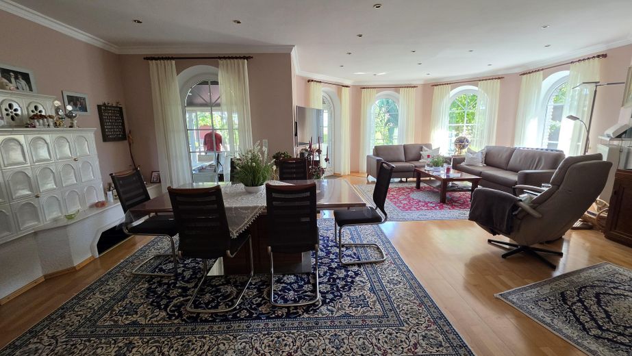 Provisionsfreies, schönes Haus mit Hauptwohnung + 2 Einliegerwohnungen. Mit schönem Garten – Wohn-/Esszimmer 3