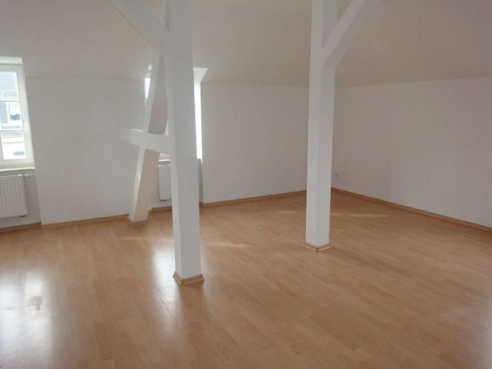 Frei ab 1.9.26 ! + DG + Bad mit Fenster + Laminat – Foto 1