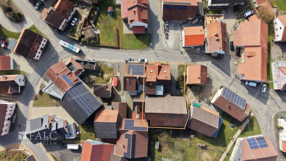 Platzwunder in Ravenstein! 3-Familienhaus inkl. großzügiger Scheune - FALC Immobilien Heilbronn – An Platz mangelt es nicht..